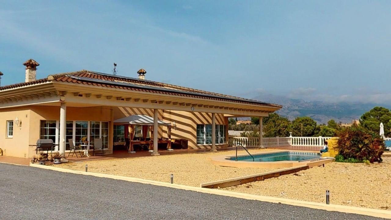 Finca con apartamento independiente ? a solo 10 minutos del mar en Alfaz del Pi