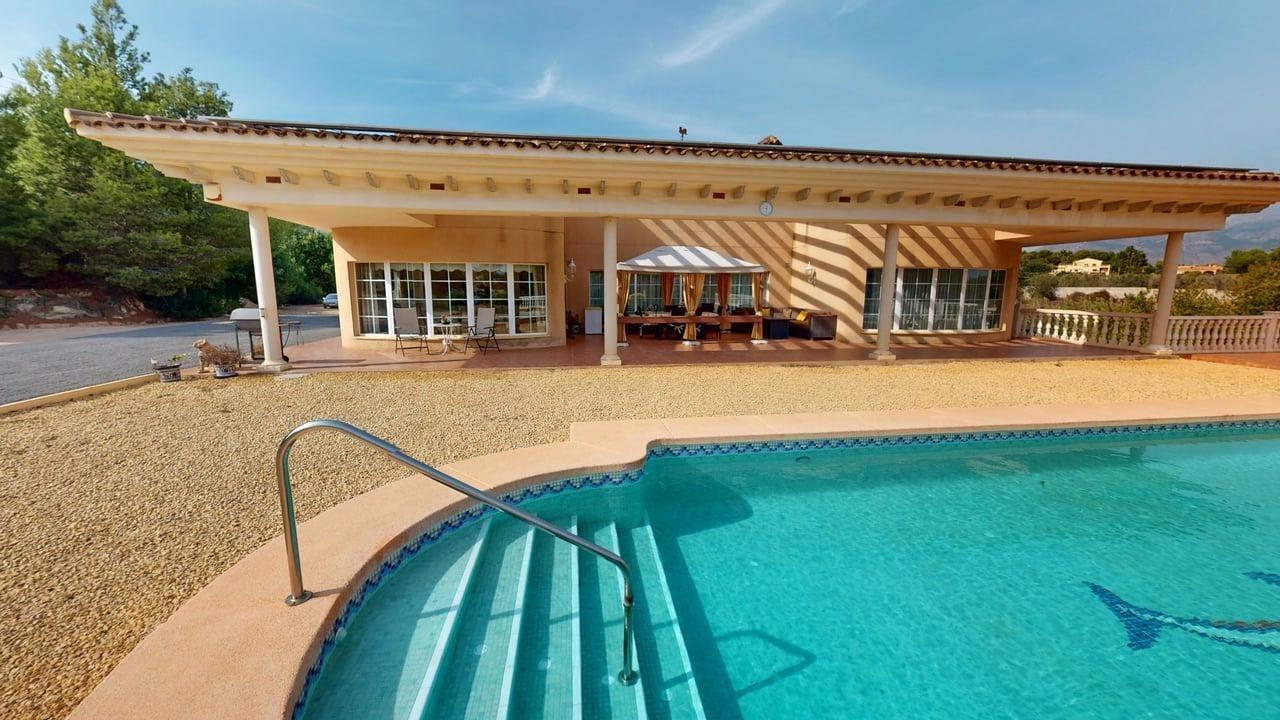 Finca con apartamento independiente ? a solo 10 minutos del mar en Alfaz del Pi