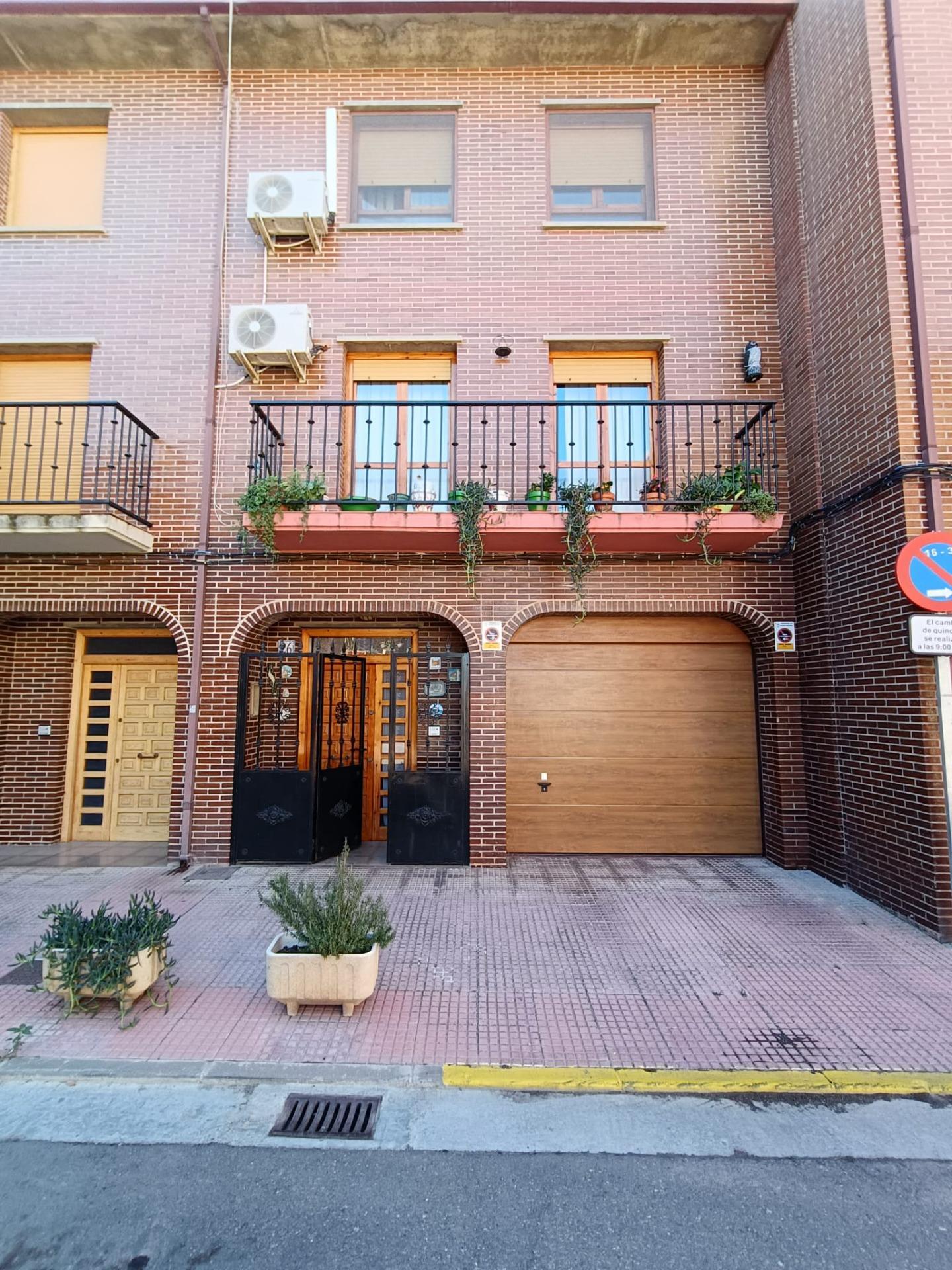 Villa in La Almunia de Doña Godina