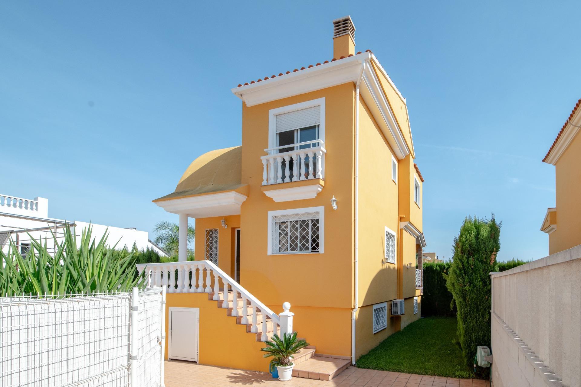 BONITA CASA UNIFAMILIAR CON PISCINA,  A 600 MTS. DEL MAR, PLAYA DE DAIMUS (VALENCIA)