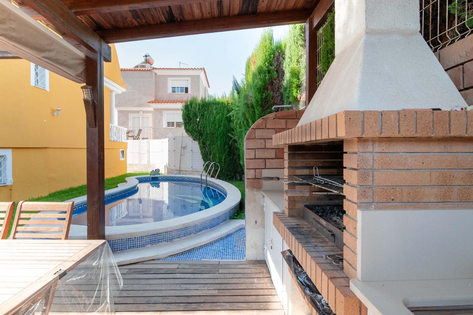 BONITA CASA UNIFAMILIAR CON PISCINA,  A 600 MTS. DEL MAR, PLAYA DE DAIMUS (VALENCIA)