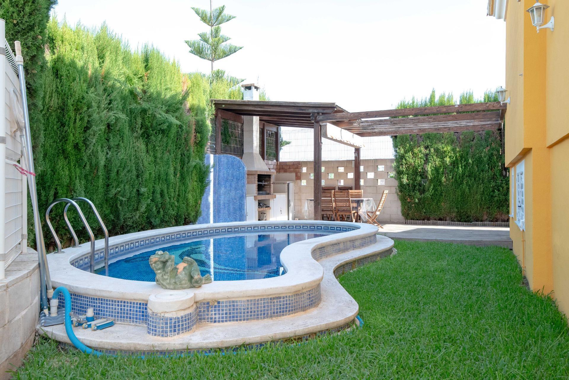 BONITA CASA UNIFAMILIAR CON PISCINA,  A 600 MTS. DEL MAR, PLAYA DE DAIMUS (VALENCIA)
