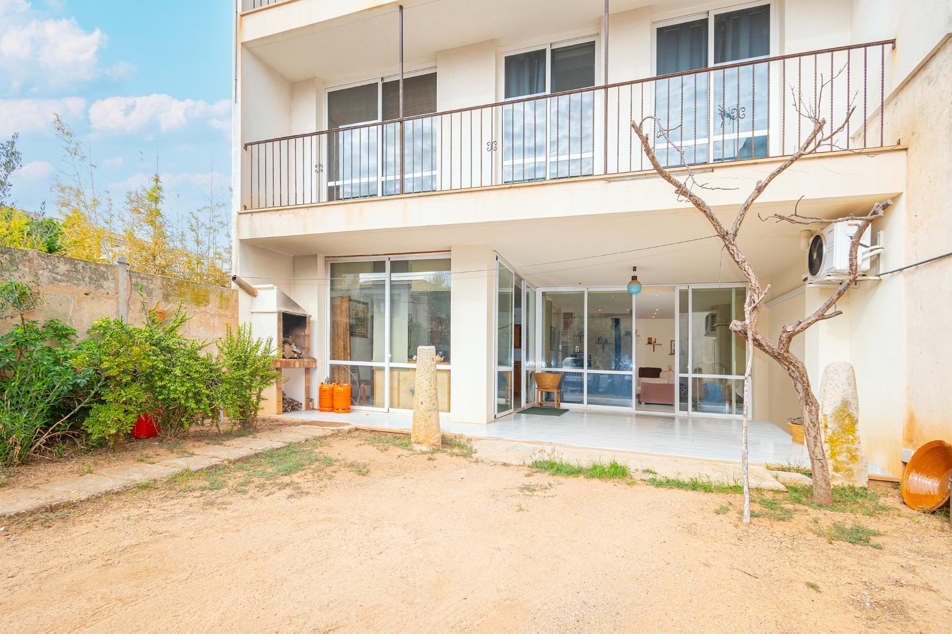 Casa de pueblo de dos plantas en el centro del pueblo con patio, terraza y parking