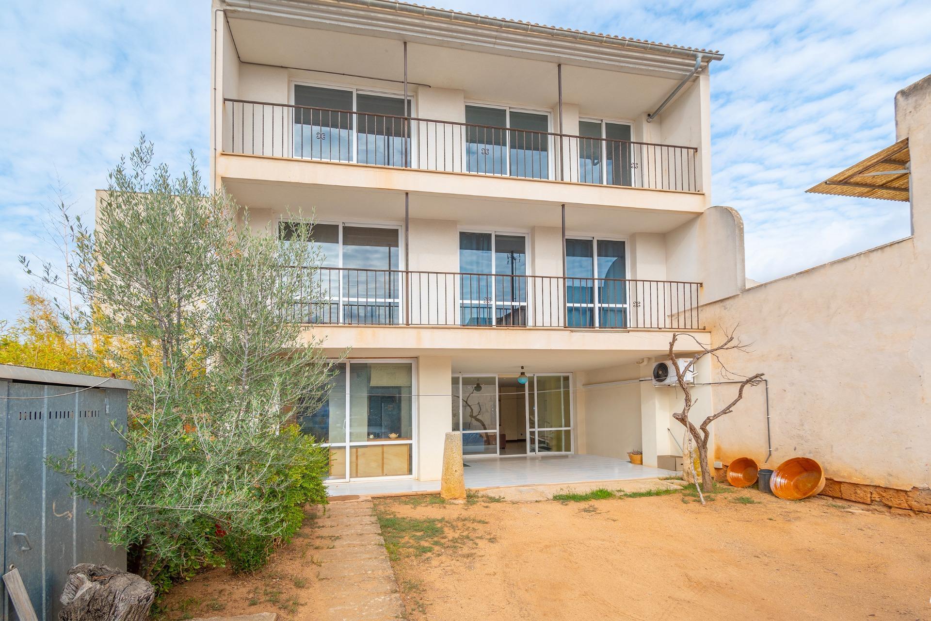 Casa de pueblo de dos plantas en el centro del pueblo con patio, terraza y parking