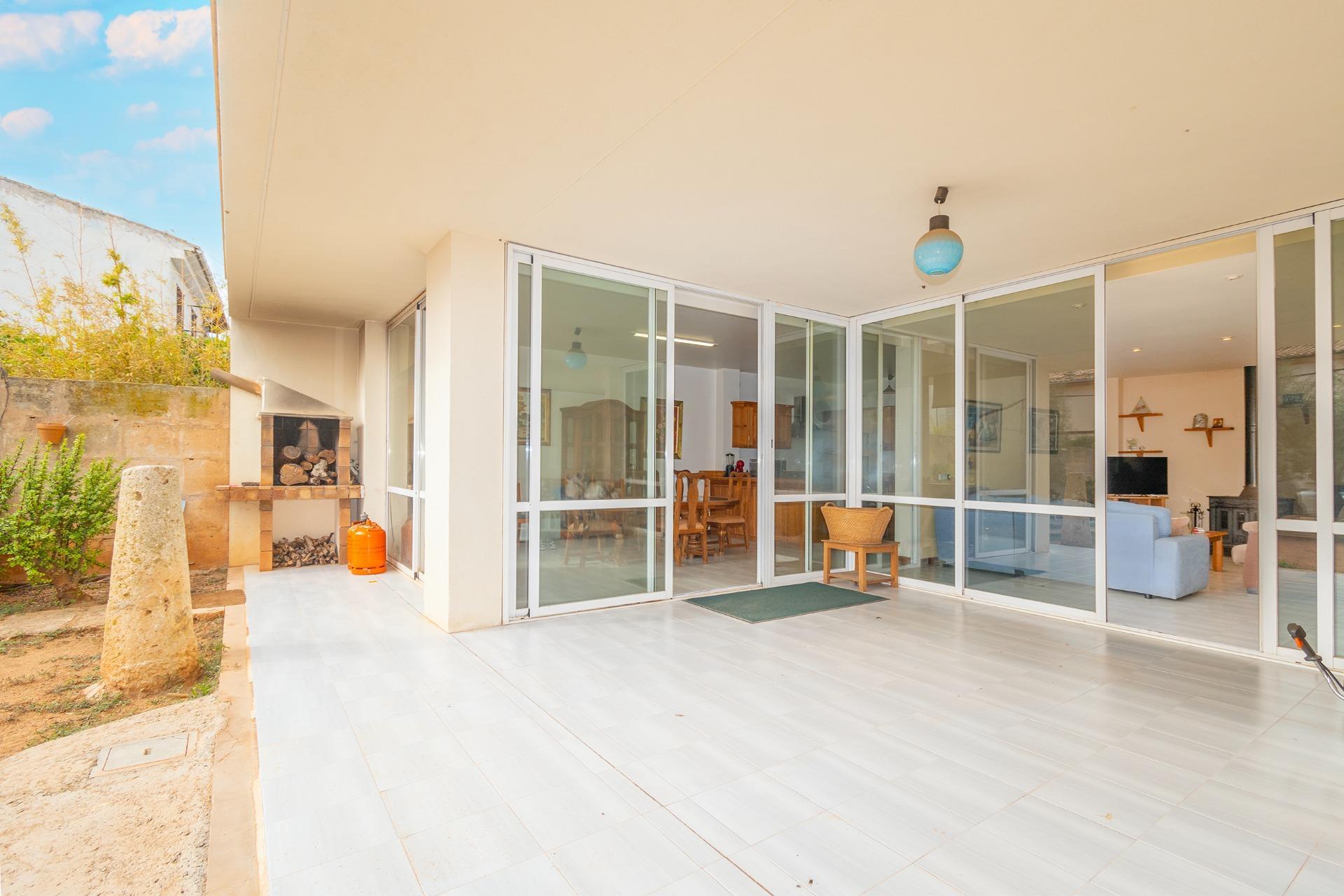 Casa de pueblo de dos plantas en el centro del pueblo con patio, terraza y parking