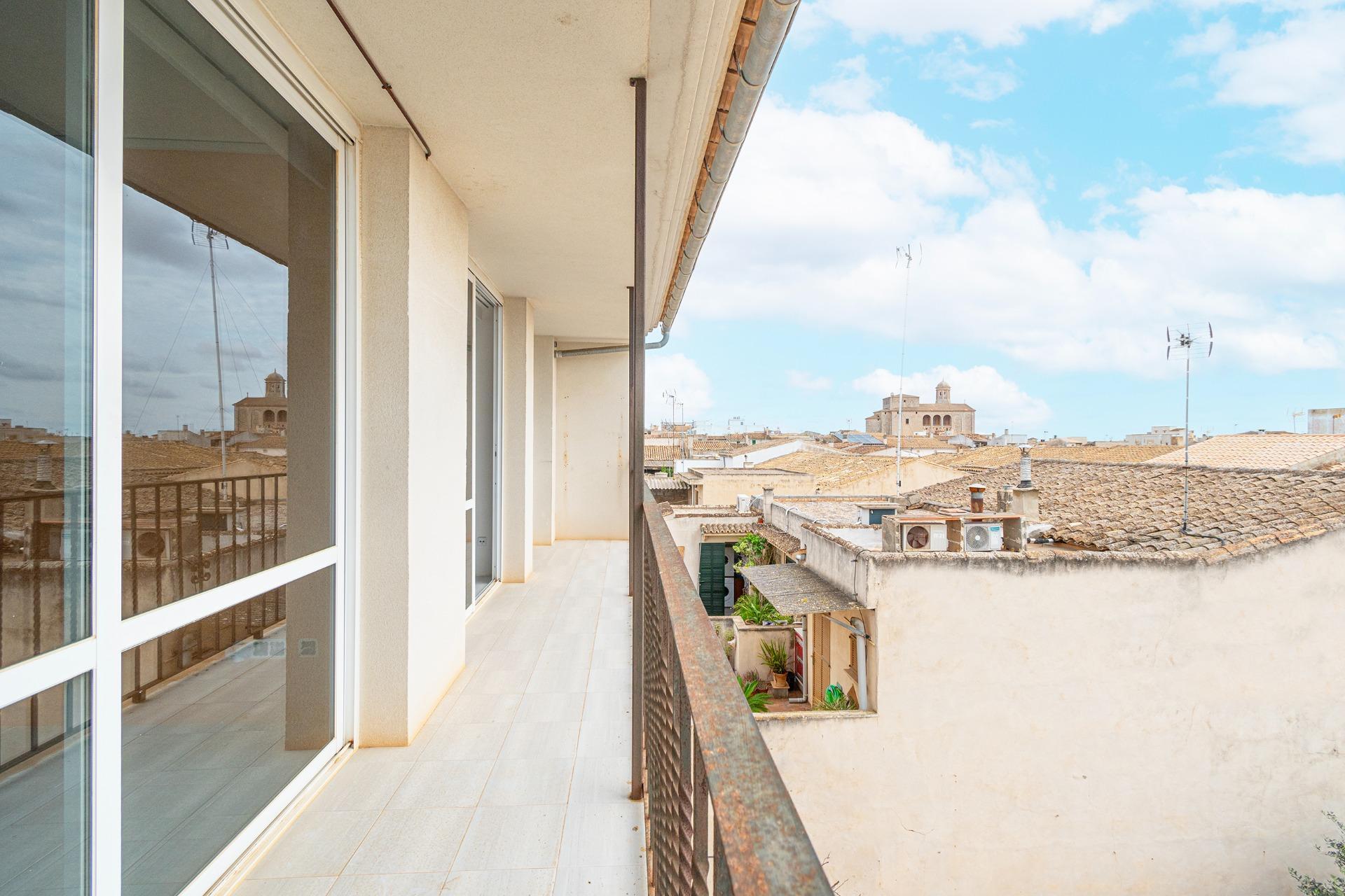 Casa de pueblo de dos plantas en el centro del pueblo con patio, terraza y parking