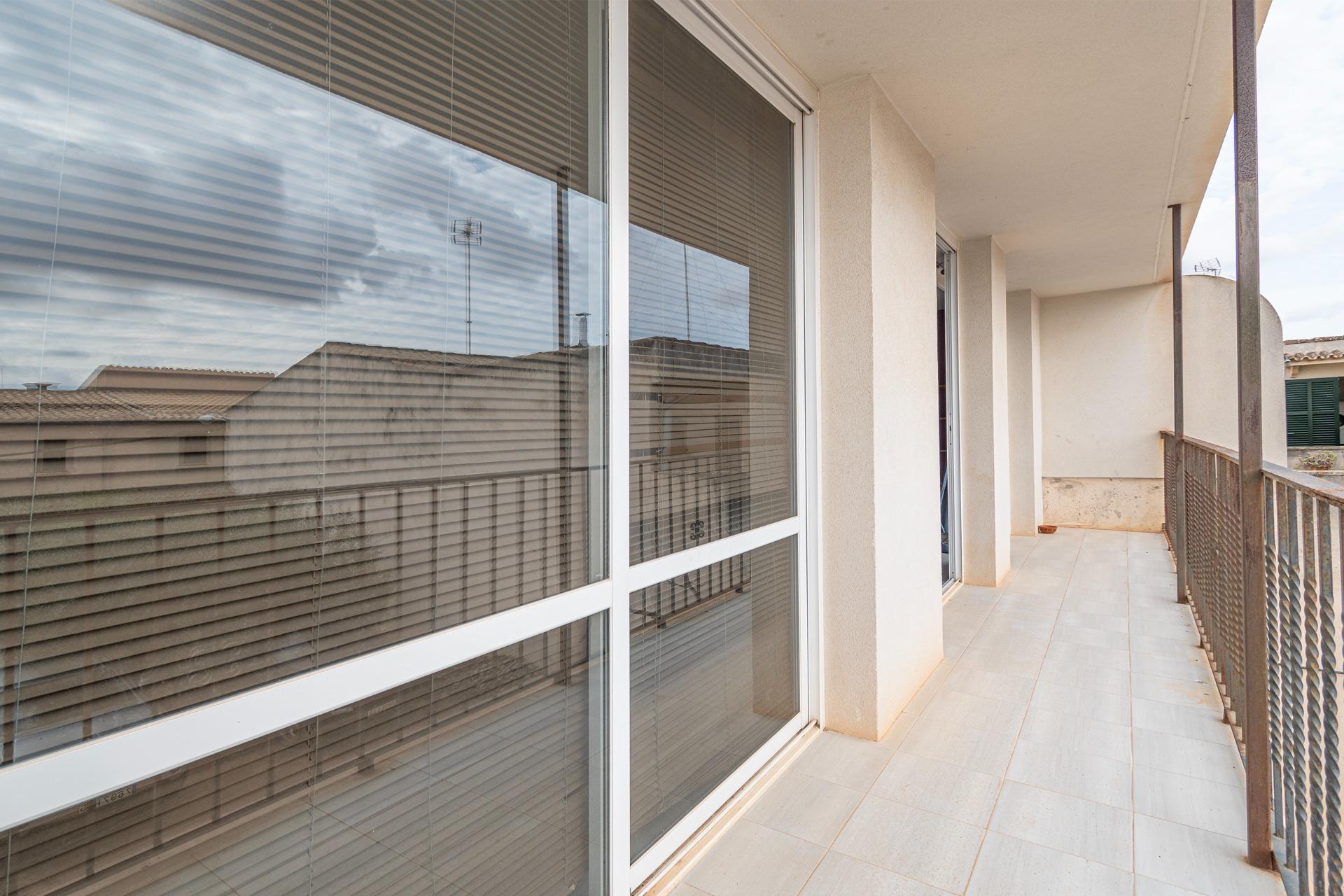 Casa de pueblo de dos plantas en el centro del pueblo con patio, terraza y parking