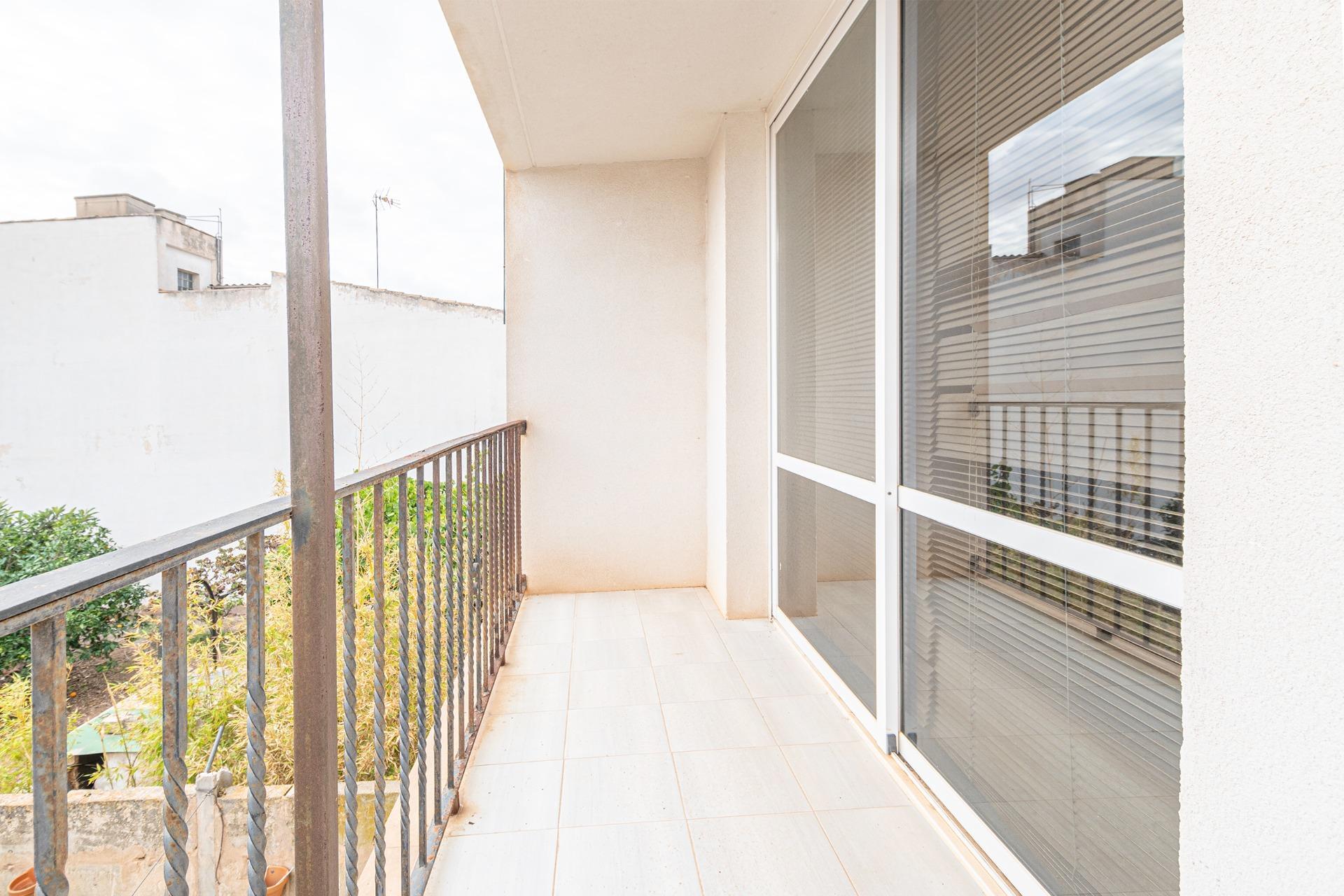 Casa de pueblo de dos plantas en el centro del pueblo con patio, terraza y parking