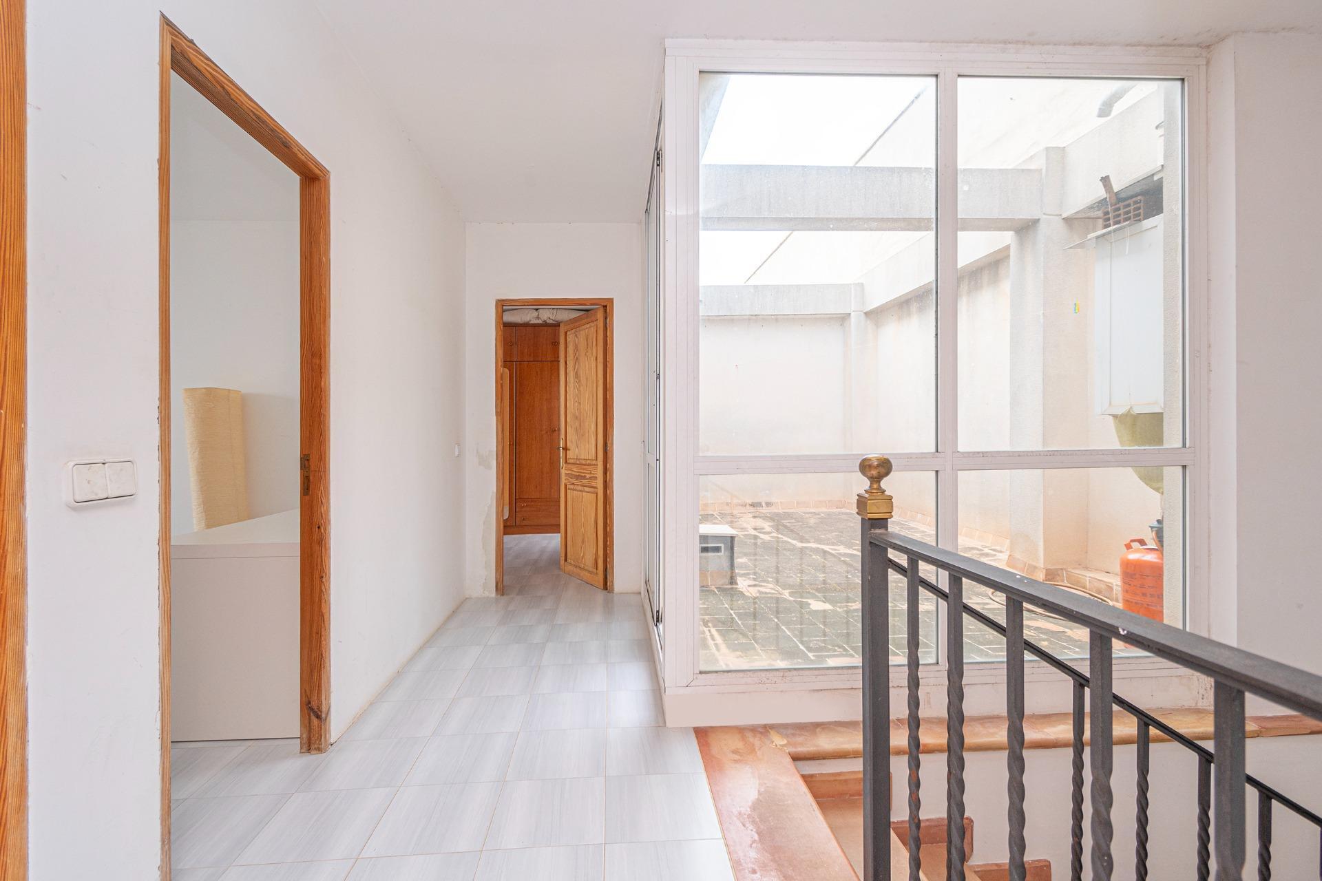 Casa de pueblo de dos plantas en el centro del pueblo con patio, terraza y parking