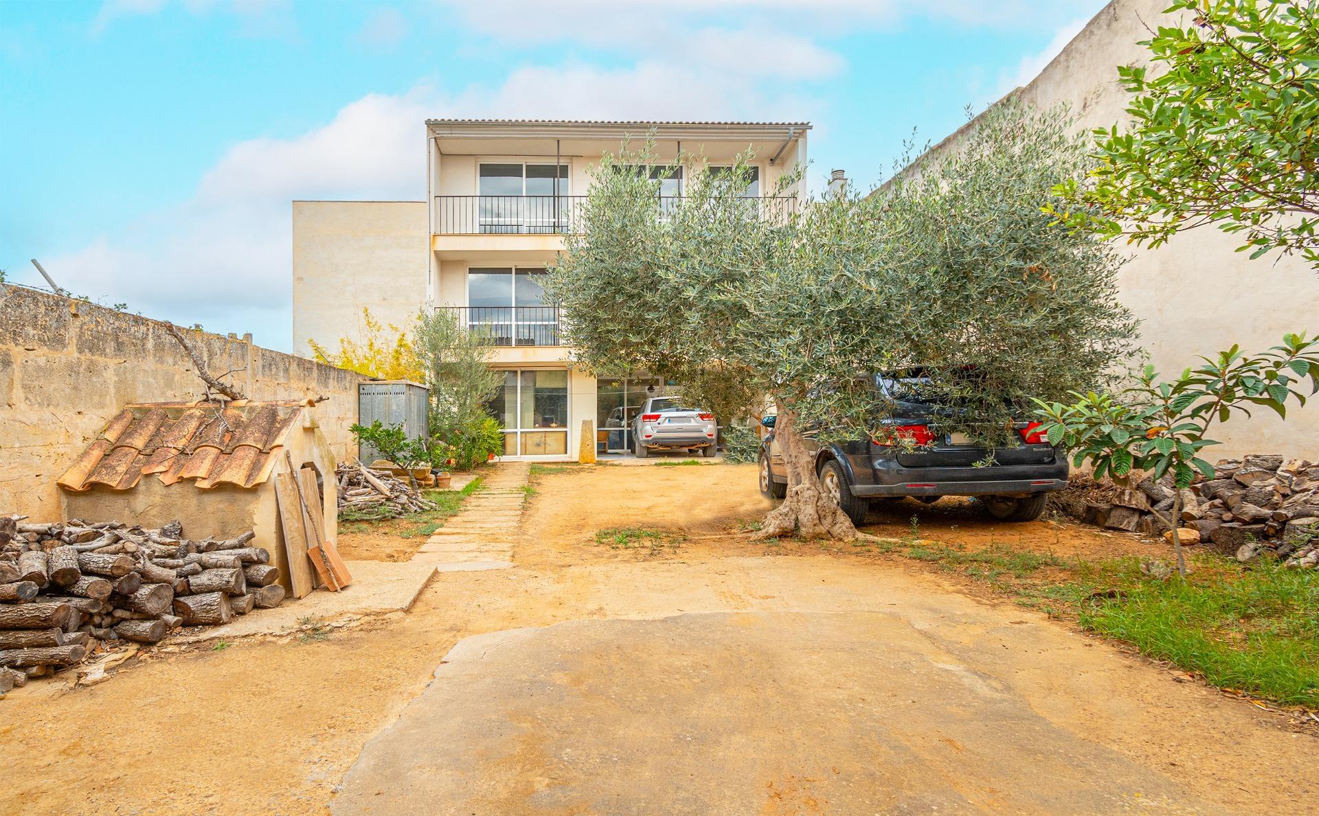 Casa de pueblo de dos plantas en el centro del pueblo con patio, terraza y parking