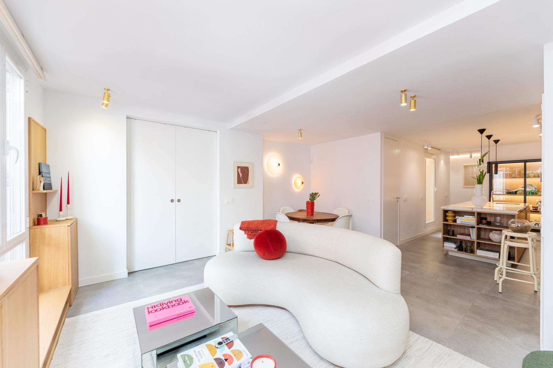Luminosa vivienda con patio privado en el distrito de Chamartín, Madrid.