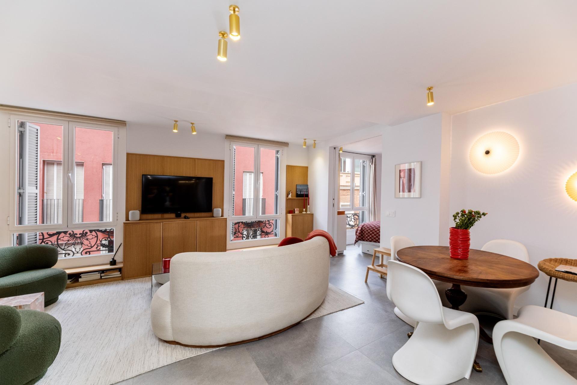 Luminosa vivienda con patio privado en el distrito de Chamartín, Madrid.