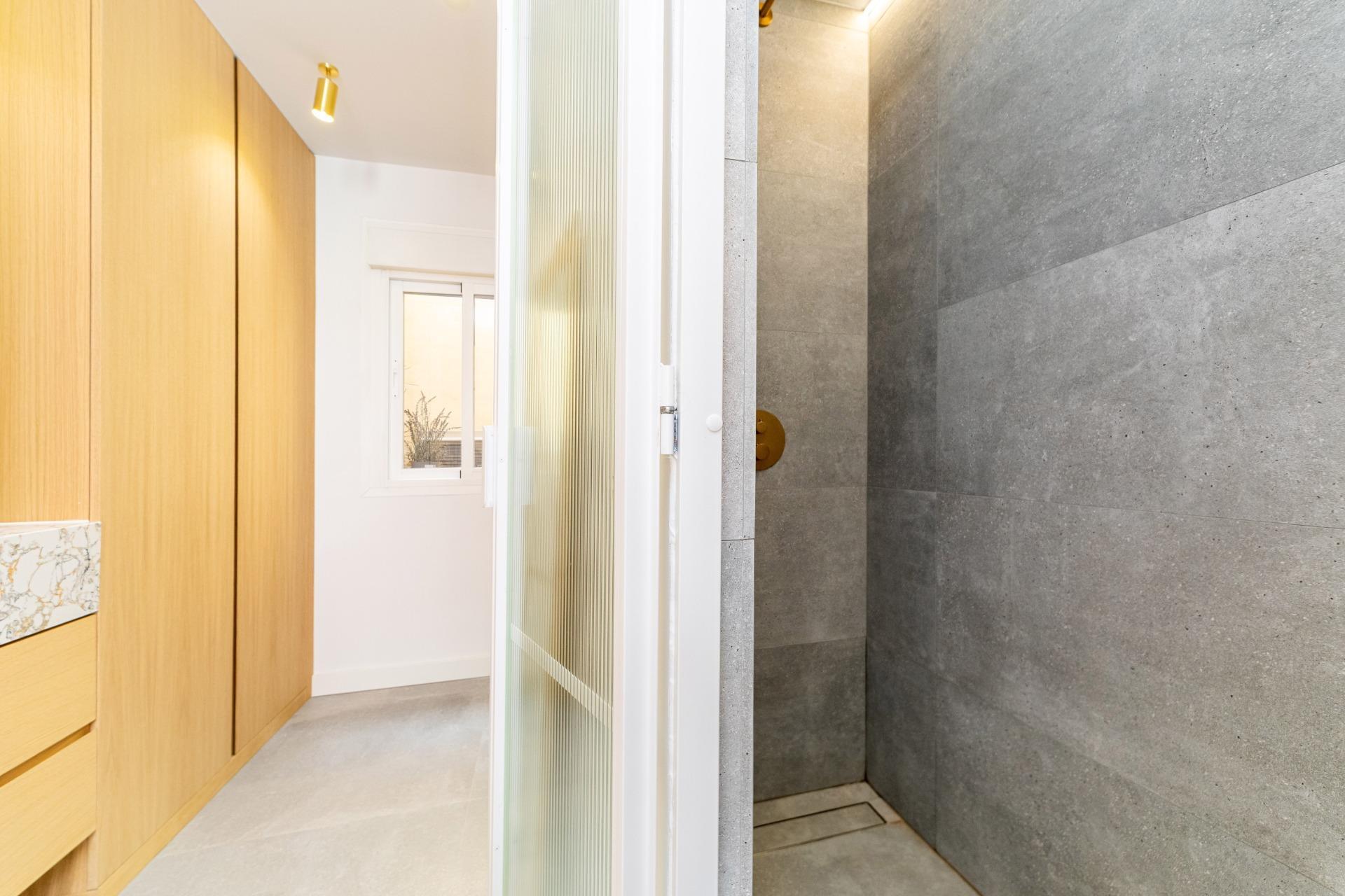 Luminosa vivienda con patio privado en el distrito de Chamartín, Madrid.