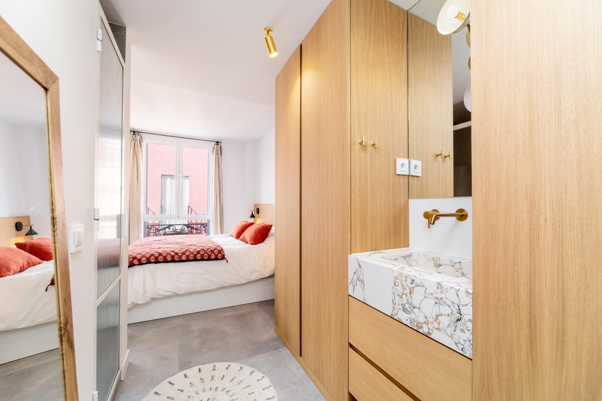 Luminosa vivienda con patio privado en el distrito de Chamartín, Madrid.