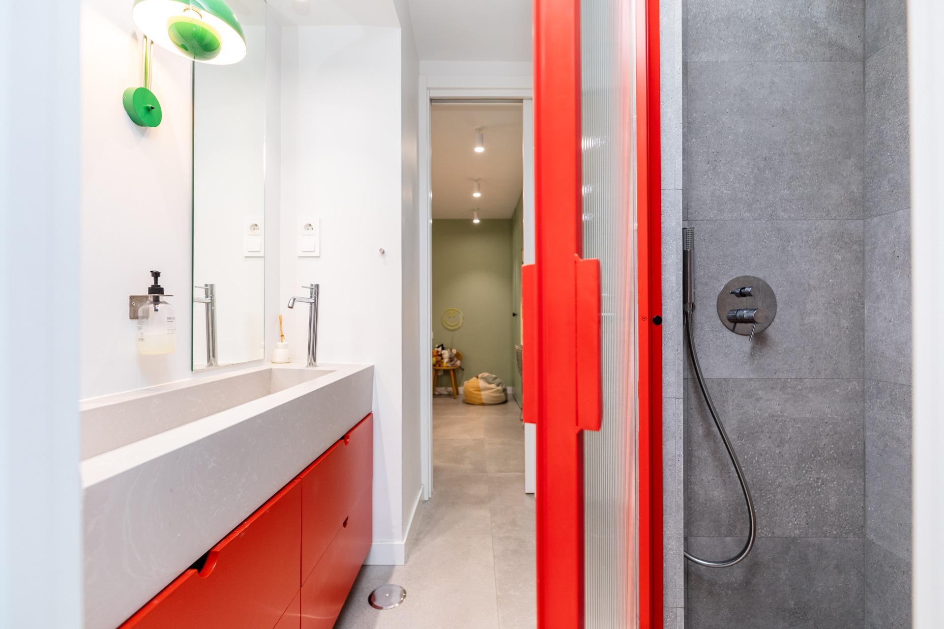 Luminosa vivienda con patio privado en el distrito de Chamartín, Madrid.