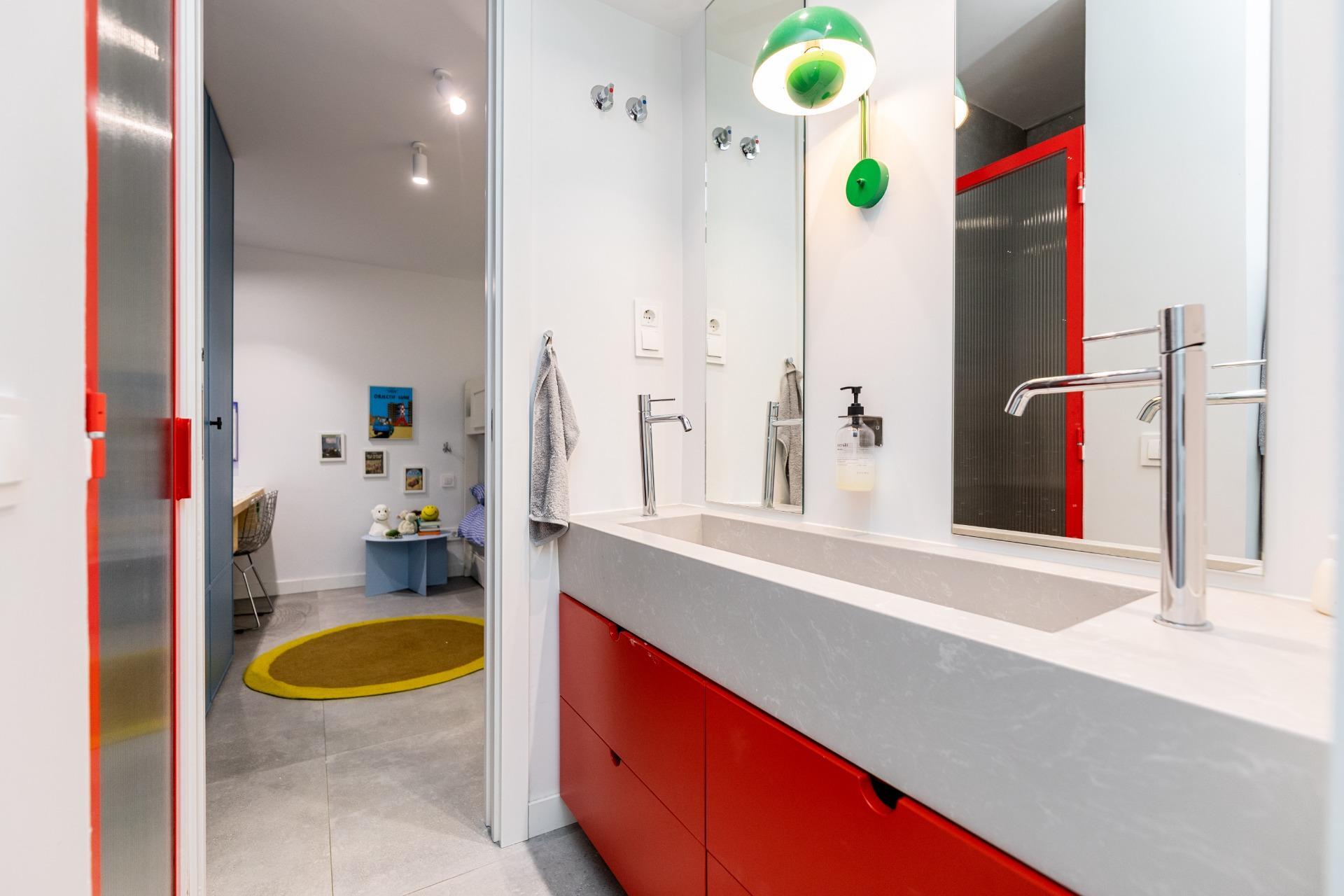 Luminosa vivienda con patio privado en el distrito de Chamartín, Madrid.