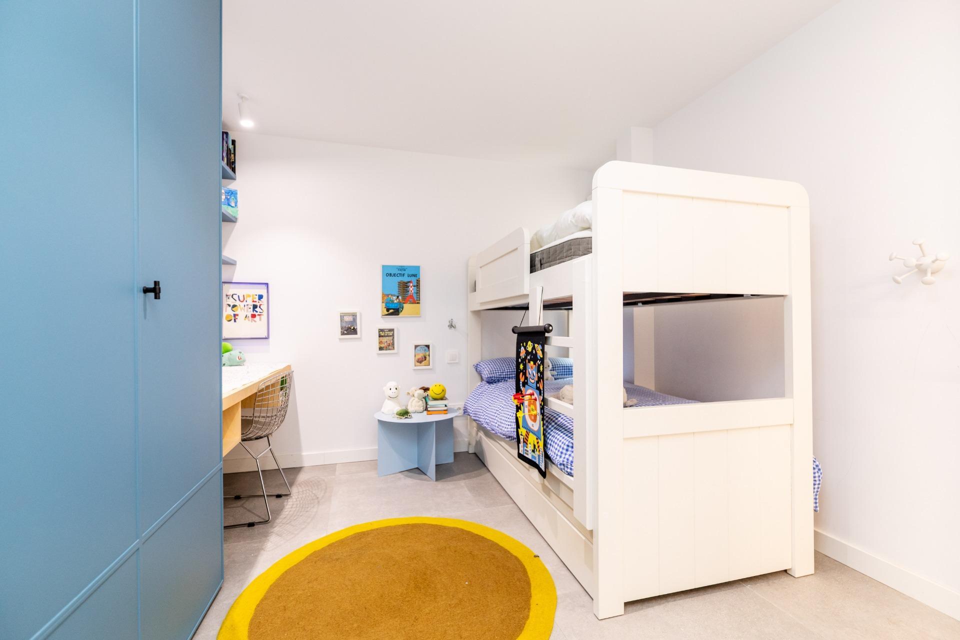 Luminosa vivienda con patio privado en el distrito de Chamartín, Madrid.