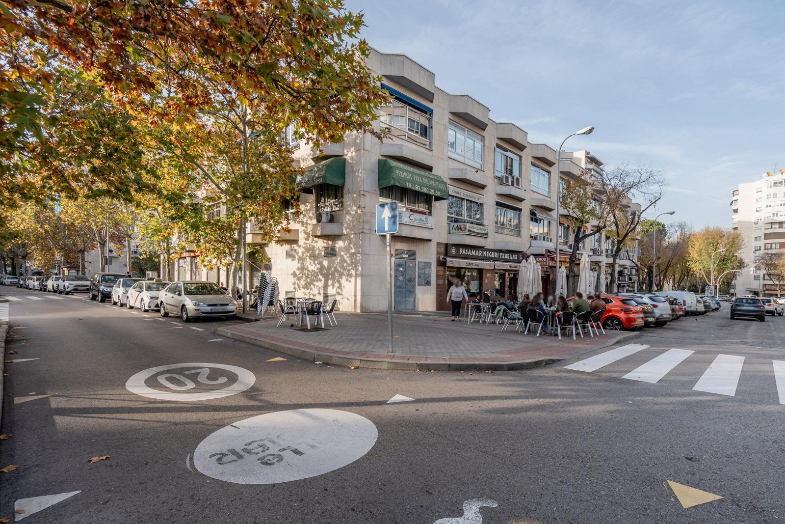 ^**^MAGNÍFICA OPORTUNIDAD DE INVERSIÓN EN MADRID: LOCAL COMERCIAL EN CANILLAS^**^ Ubicado en una de
