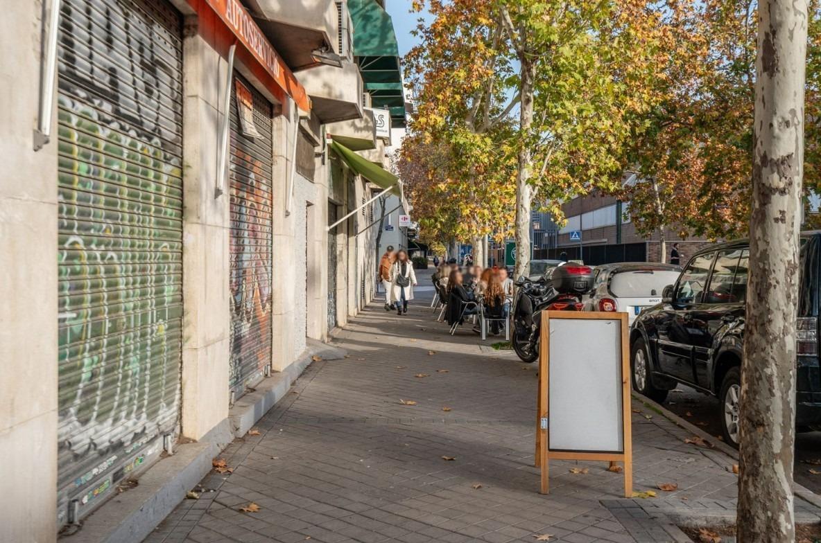 ^**^MAGNÍFICA OPORTUNIDAD DE INVERSIÓN EN MADRID: LOCAL COMERCIAL EN CANILLAS^**^ Ubicado en una de