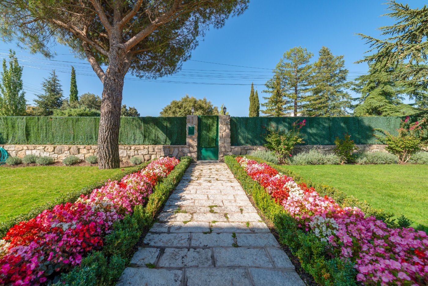 ESPECTACULAR CHALET DE LUJO, CON ACABADOS DE ALTA CALIDAD, JARDIN DE DISEÑO Y PISCINA, EN LA MEJOR Z