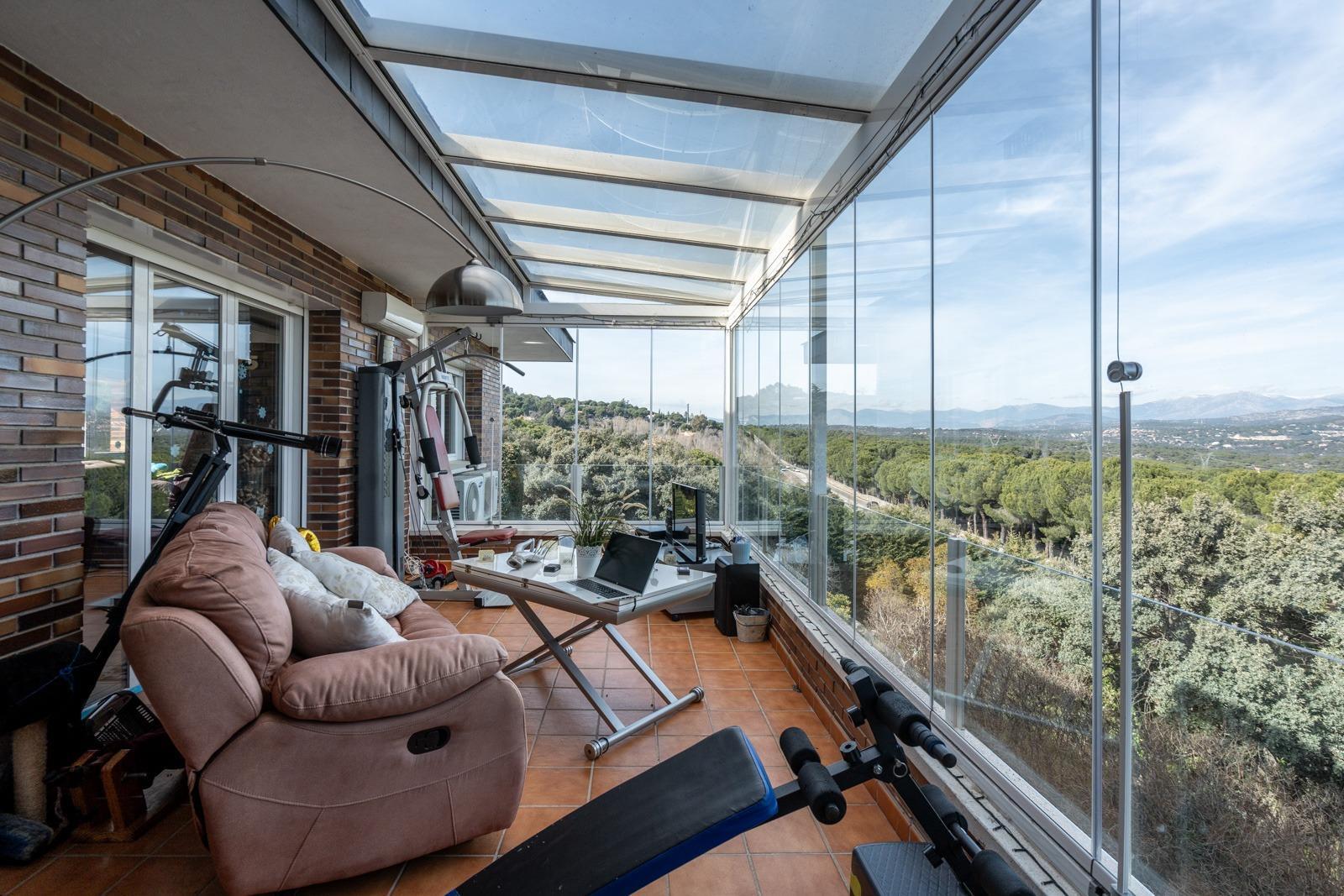 ^**^EXCLUSIVO CHALET CON VISTAS ESPECTACULARES, PISCINA CLIMATIZADA Y JARDÍN PRIVADO^**^ Este magníf