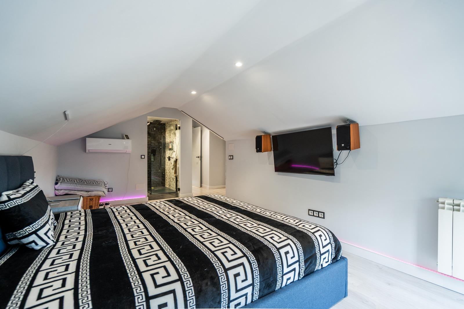 ^**^EXCLUSIVO CHALET CON VISTAS ESPECTACULARES, PISCINA CLIMATIZADA Y JARDÍN PRIVADO^**^ Este magníf