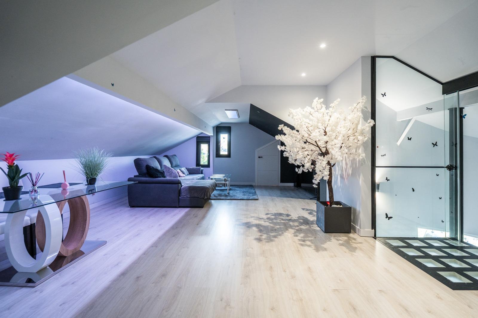 ^**^EXCLUSIVO CHALET CON VISTAS ESPECTACULARES, PISCINA CLIMATIZADA Y JARDÍN PRIVADO^**^ Este magníf
