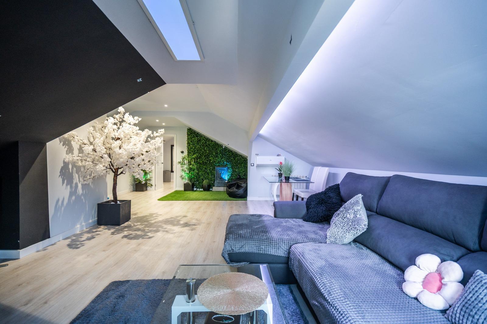 ^**^EXCLUSIVO CHALET CON VISTAS ESPECTACULARES, PISCINA CLIMATIZADA Y JARDÍN PRIVADO^**^ Este magníf