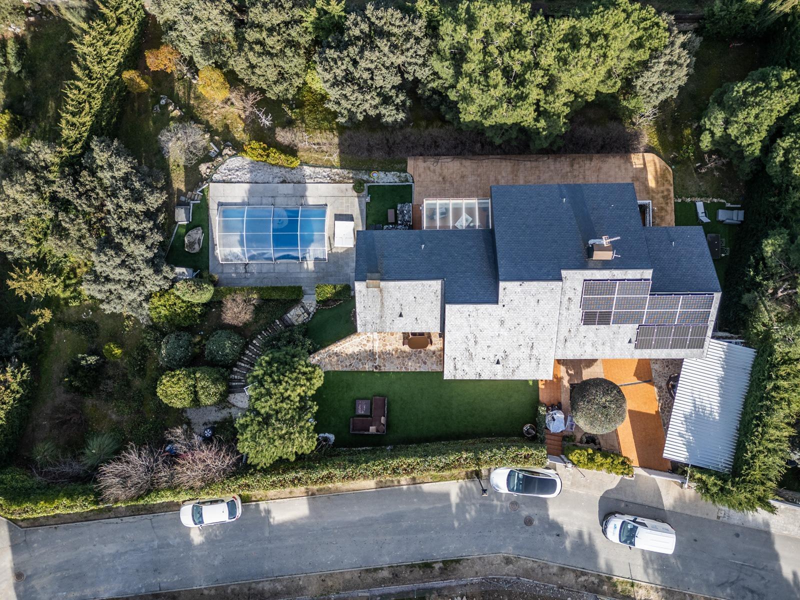 ^**^EXCLUSIVO CHALET CON VISTAS ESPECTACULARES, PISCINA CLIMATIZADA Y JARDÍN PRIVADO^**^ Este magníf
