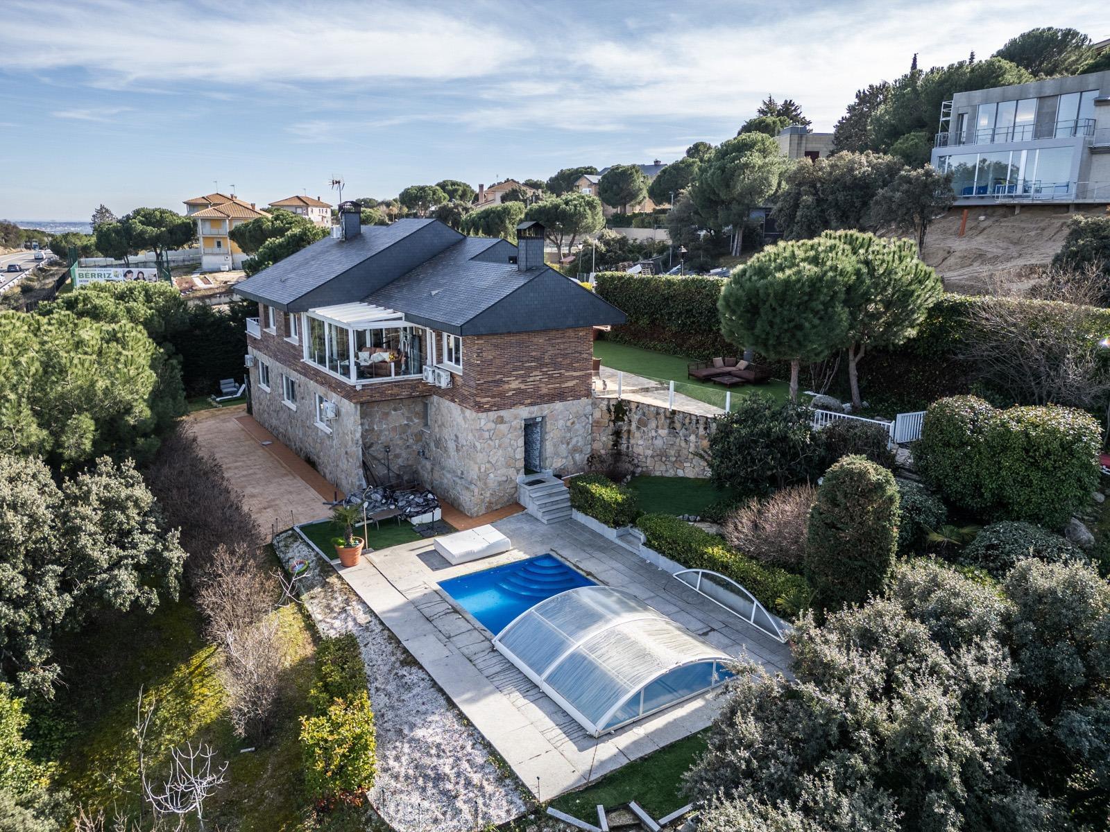 ^**^EXCLUSIVO CHALET CON VISTAS ESPECTACULARES, PISCINA CLIMATIZADA Y JARDÍN PRIVADO^**^ Este magníf