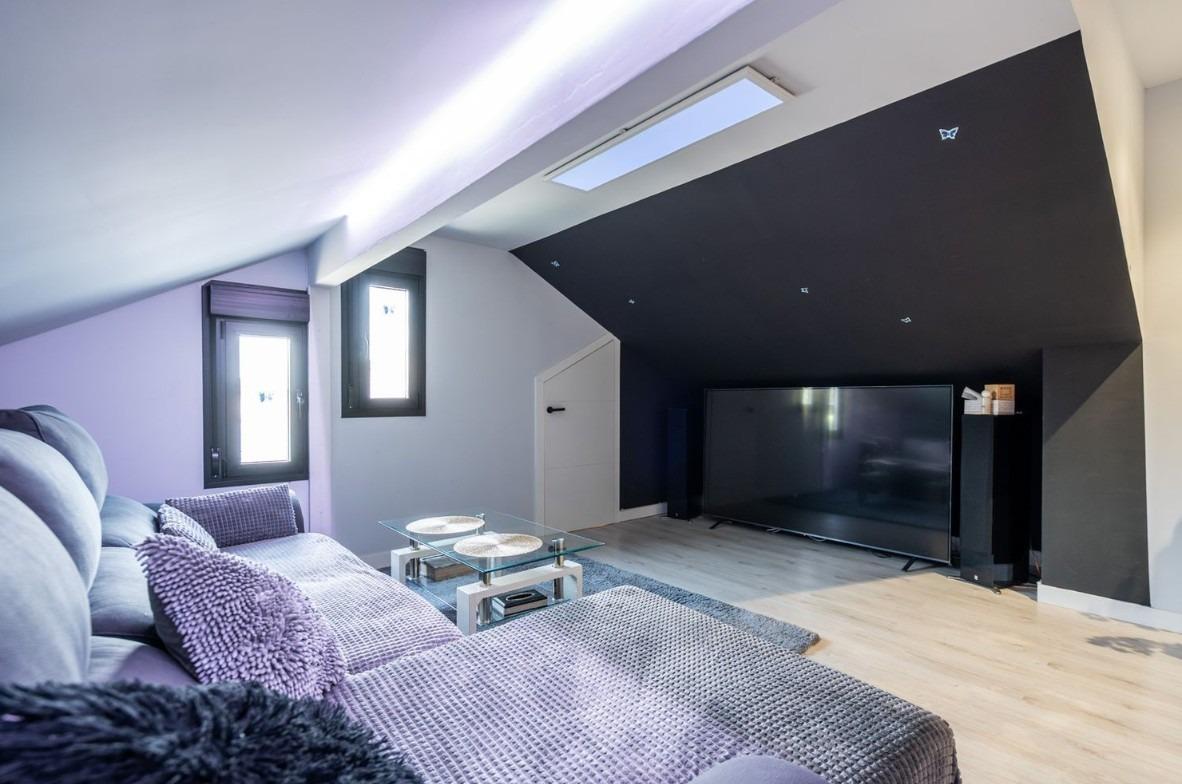 ^**^EXCLUSIVO CHALET CON VISTAS ESPECTACULARES, PISCINA CLIMATIZADA Y JARDÍN PRIVADO^**^ Este magníf