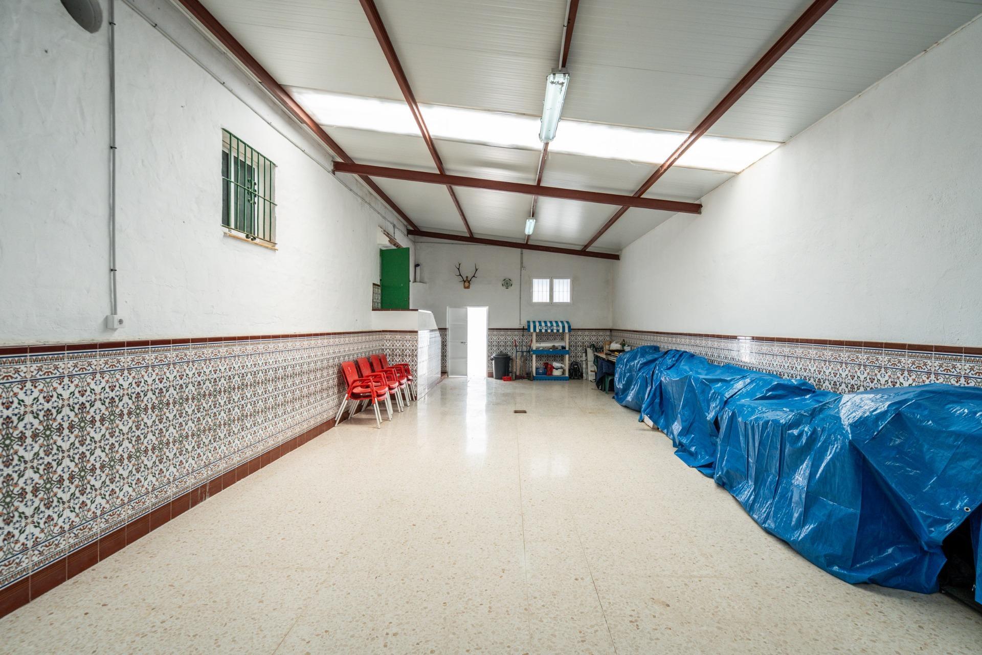CORTIJO ANDALUZ CON VARIAS EDIFICACIONES, PISCINA Y 8.000 M² DE TERRENO EN CHICLANA DE LA FRONTERA E
