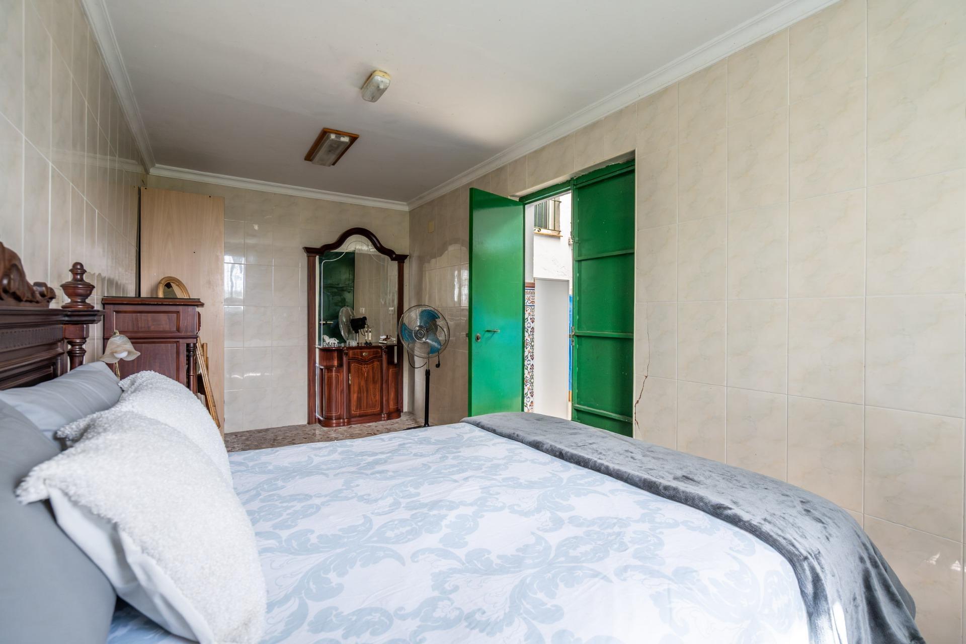 CORTIJO ANDALUZ CON VARIAS EDIFICACIONES, PISCINA Y 8.000 M² DE TERRENO EN CHICLANA DE LA FRONTERA E