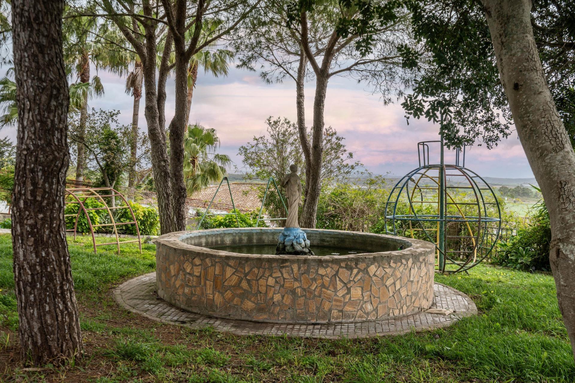CORTIJO ANDALUZ CON VARIAS EDIFICACIONES, PISCINA Y 8.000 M² DE TERRENO EN CHICLANA DE LA FRONTERA E