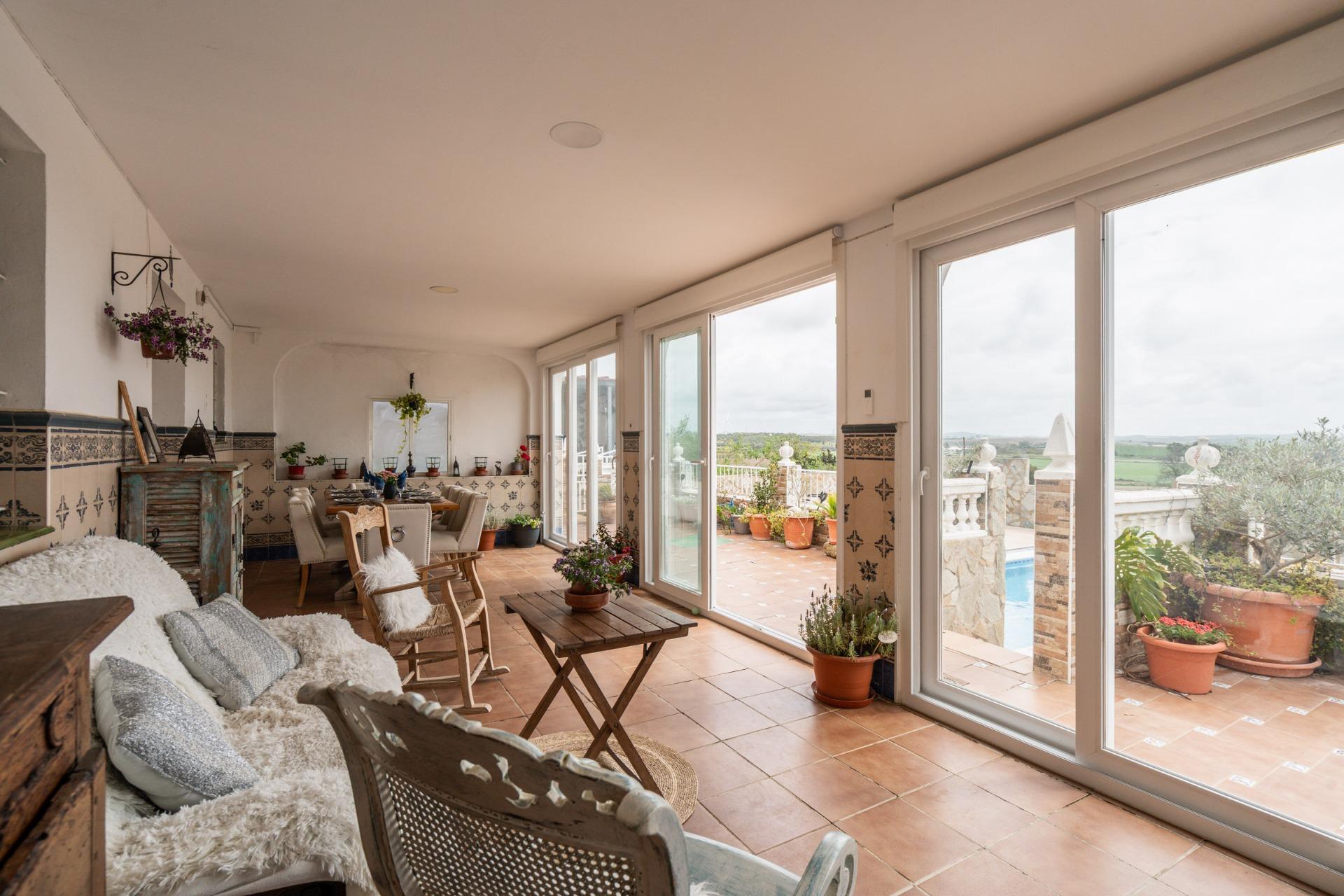 CORTIJO ANDALUZ CON VARIAS EDIFICACIONES, PISCINA Y 8.000 M² DE TERRENO EN CHICLANA DE LA FRONTERA E