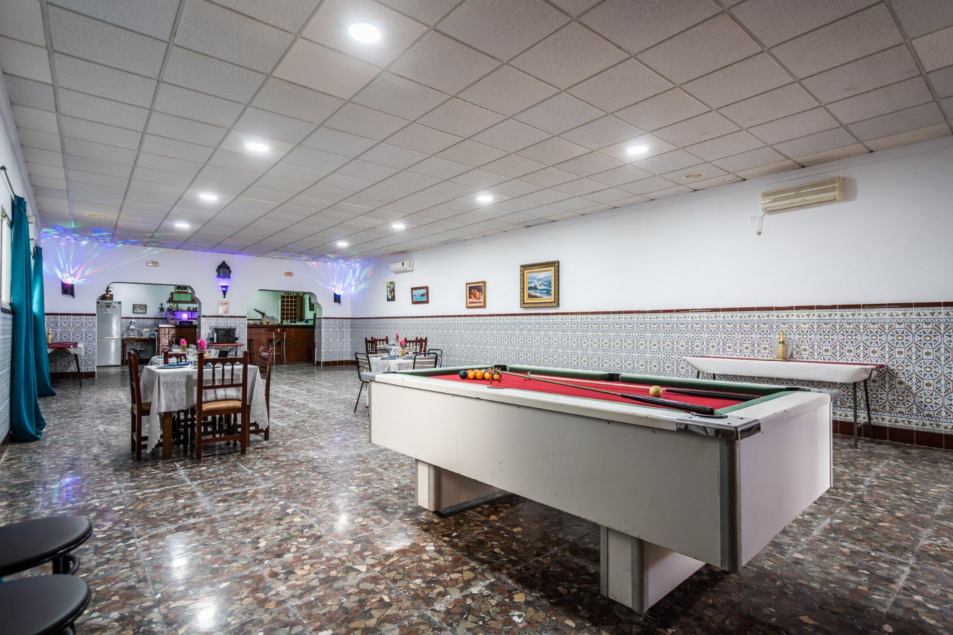 CORTIJO ANDALUZ CON VARIAS EDIFICACIONES, PISCINA Y 8.000 M² DE TERRENO EN CHICLANA DE LA FRONTERA E
