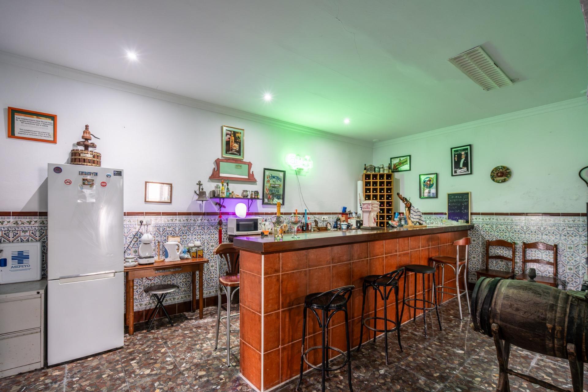 CORTIJO ANDALUZ CON VARIAS EDIFICACIONES, PISCINA Y 8.000 M² DE TERRENO EN CHICLANA DE LA FRONTERA E