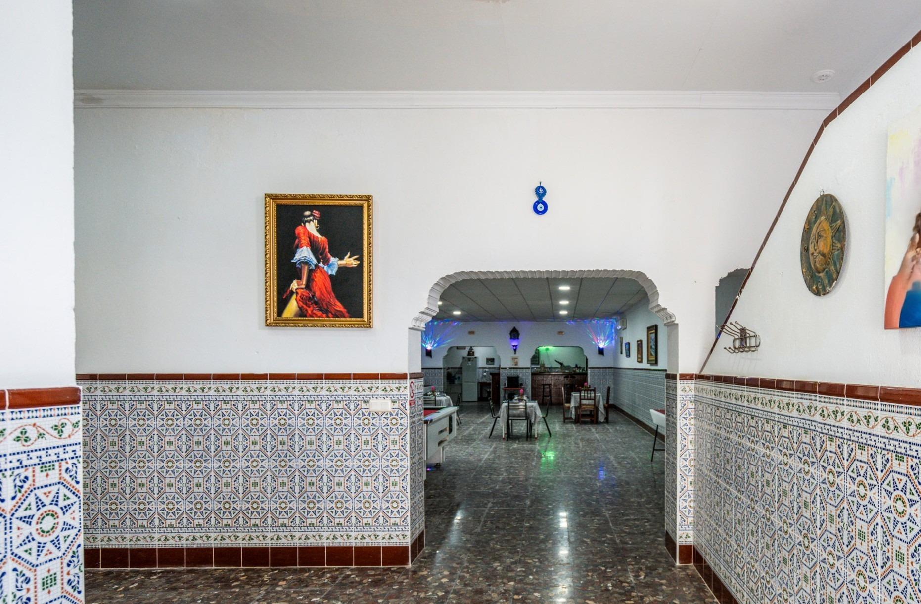 CORTIJO ANDALUZ CON VARIAS EDIFICACIONES, PISCINA Y 8.000 M² DE TERRENO EN CHICLANA DE LA FRONTERA E