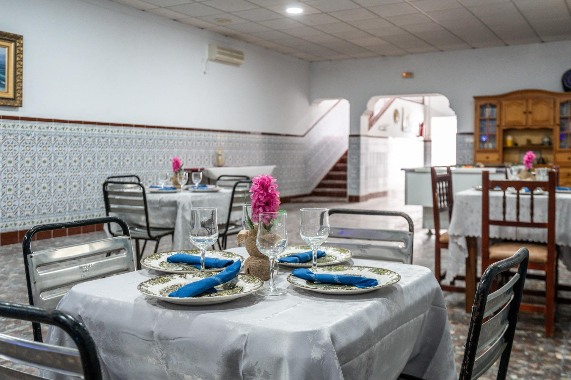 CORTIJO ANDALUZ CON VARIAS EDIFICACIONES, PISCINA Y 8.000 M² DE TERRENO EN CHICLANA DE LA FRONTERA E