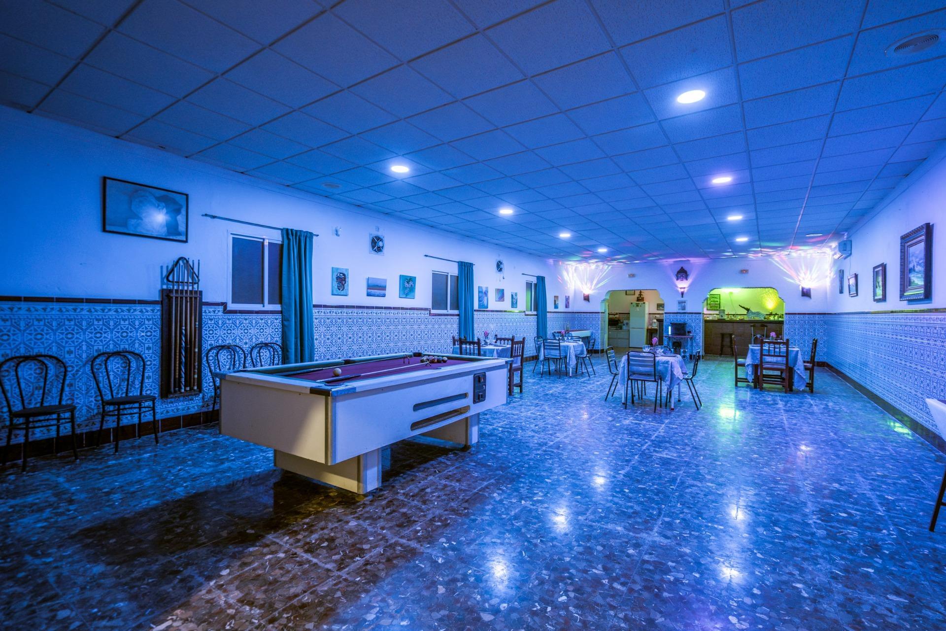 CORTIJO ANDALUZ CON VARIAS EDIFICACIONES, PISCINA Y 8.000 M² DE TERRENO EN CHICLANA DE LA FRONTERA E