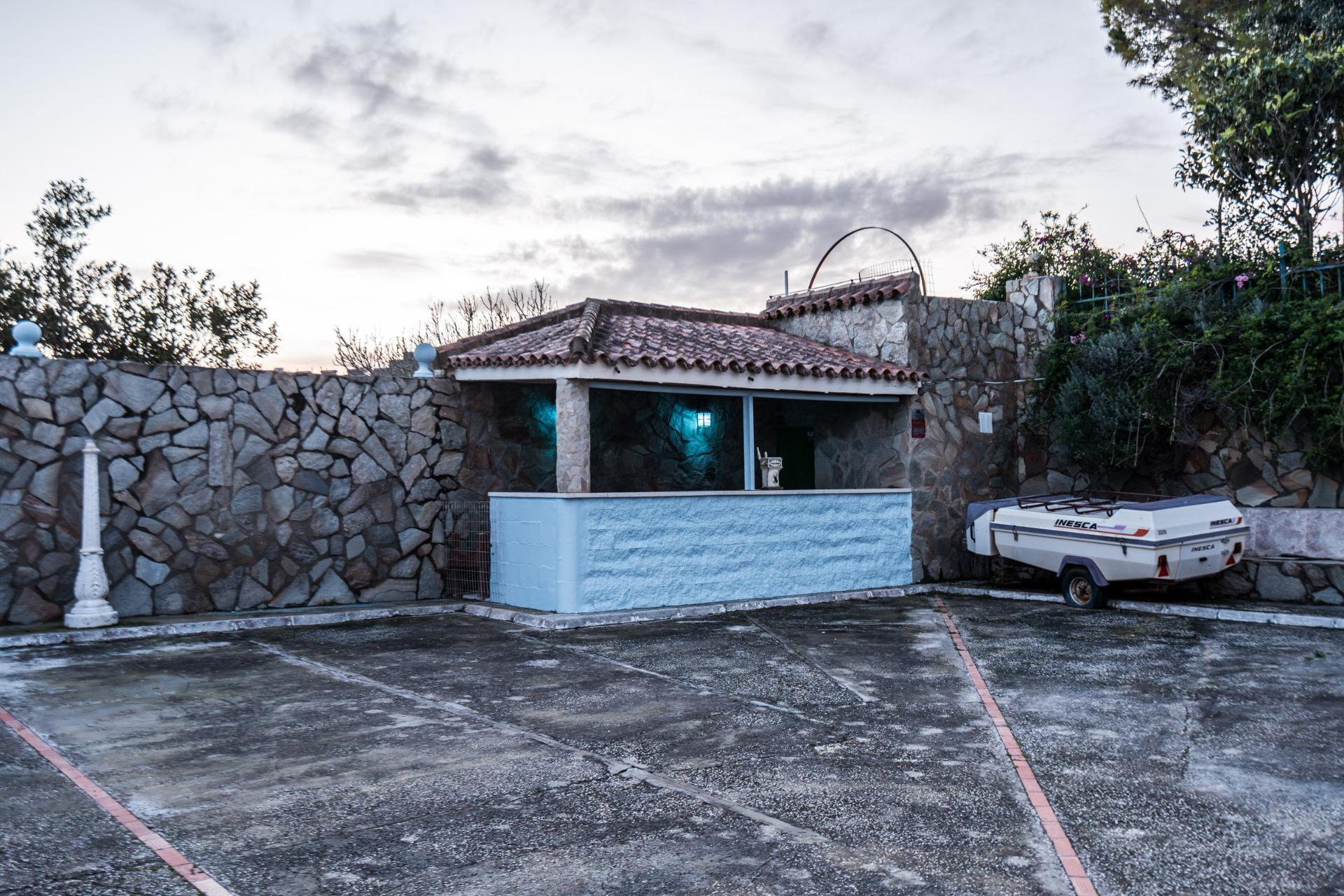 CORTIJO ANDALUZ CON VARIAS EDIFICACIONES, PISCINA Y 8.000 M² DE TERRENO EN CHICLANA DE LA FRONTERA E