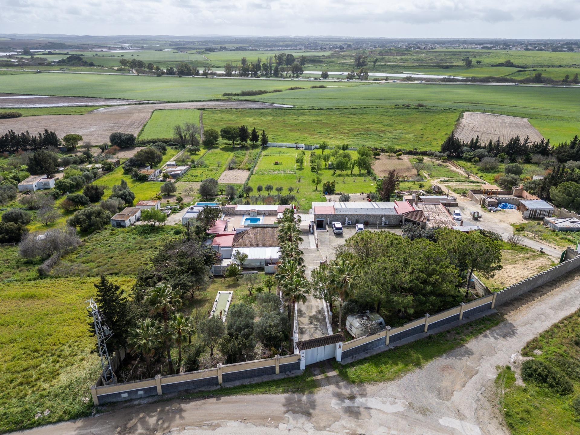 CORTIJO ANDALUZ CON VARIAS EDIFICACIONES, PISCINA Y 8.000 M² DE TERRENO EN CHICLANA DE LA FRONTERA E