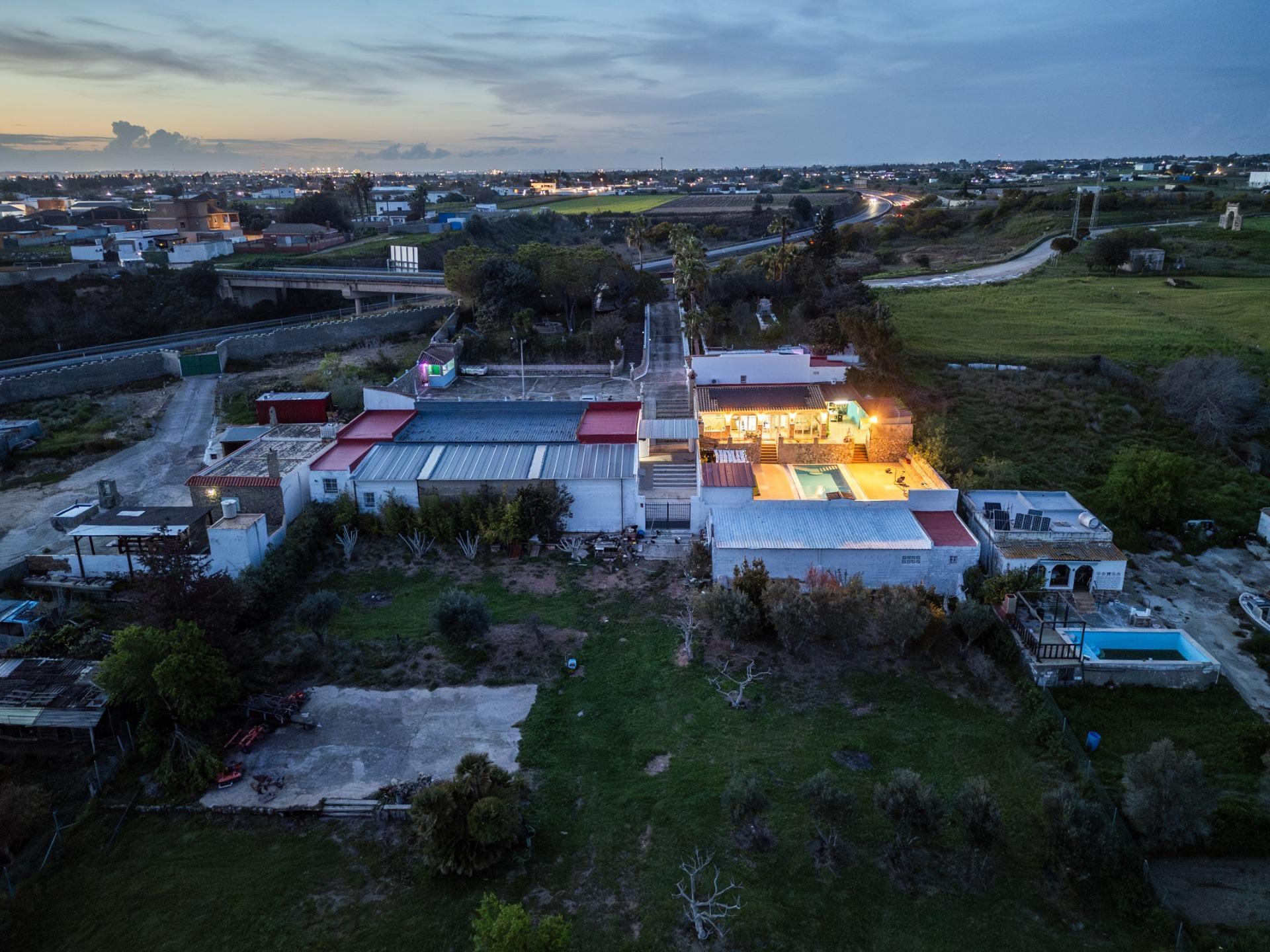 CORTIJO ANDALUZ CON VARIAS EDIFICACIONES, PISCINA Y 8.000 M² DE TERRENO EN CHICLANA DE LA FRONTERA E