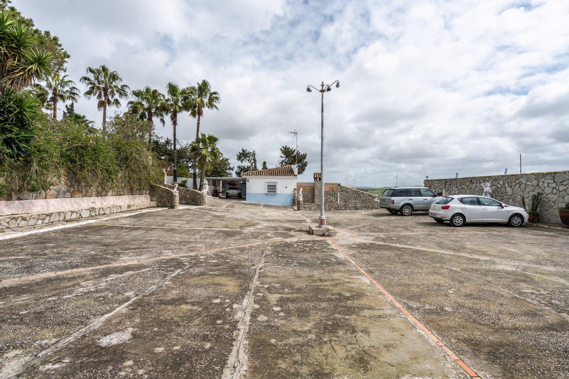 CORTIJO ANDALUZ CON VARIAS EDIFICACIONES, PISCINA Y 8.000 M² DE TERRENO EN CHICLANA DE LA FRONTERA E