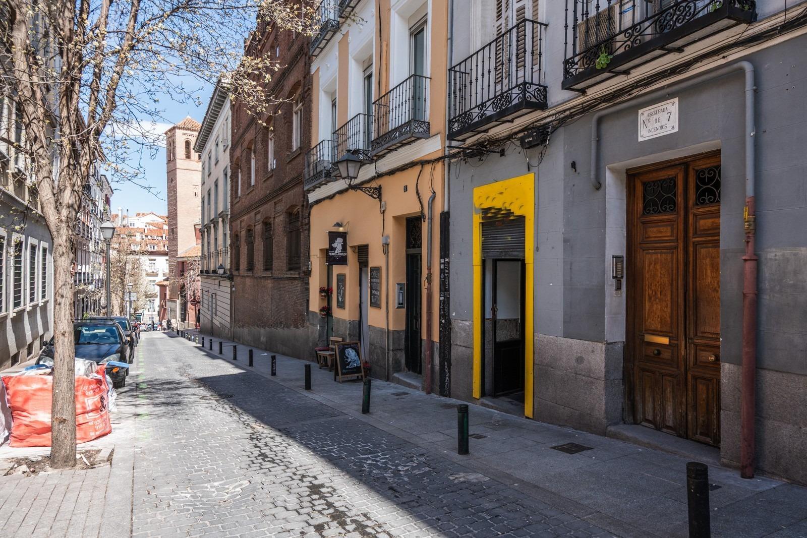 ^**^LOCAL COMERCIAL CON HISTORIA Y CARÁCTER EN LA CAVA BAJA, MADRID^**^ Ubicado en el emblemático Ba