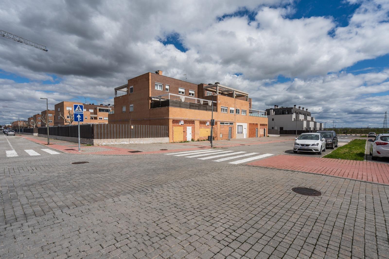 ^**^¡INVIERTE EN EL FUTURO! 2 LOCALES EN ZONA DE GRAN CRECIMIENTO EN PARLA ESTE^**^ En el emergente