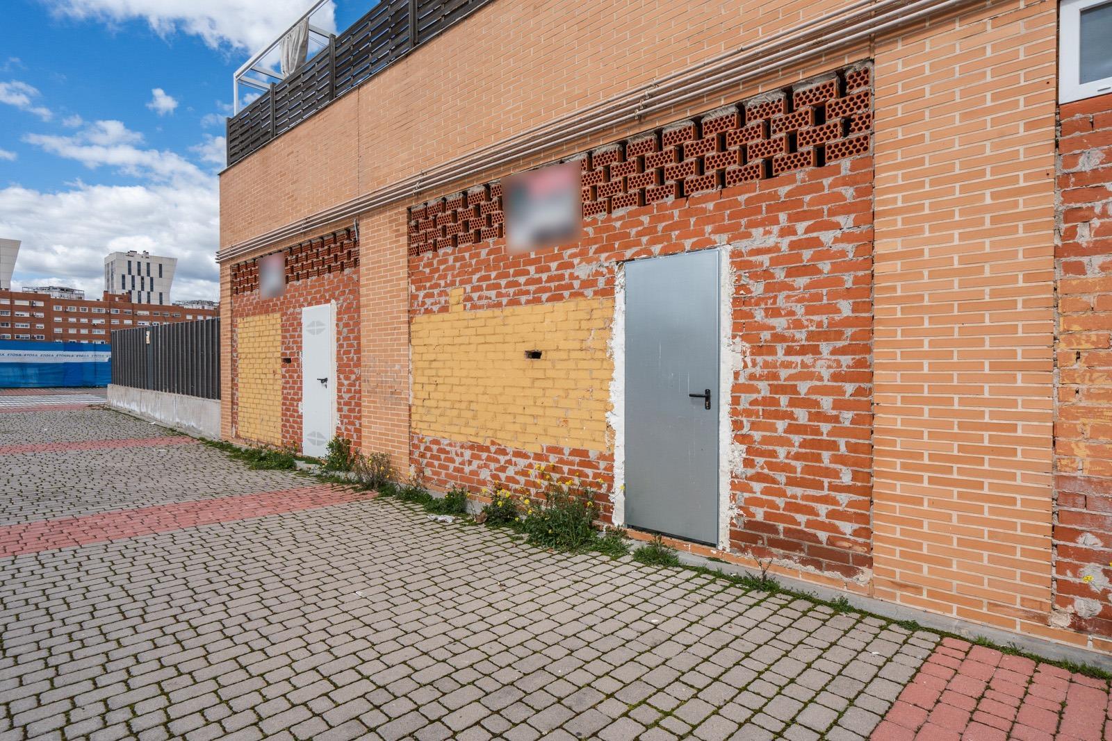 ^**^¡INVIERTE EN EL FUTURO! 2 LOCALES EN ZONA DE GRAN CRECIMIENTO EN PARLA ESTE^**^ En el emergente