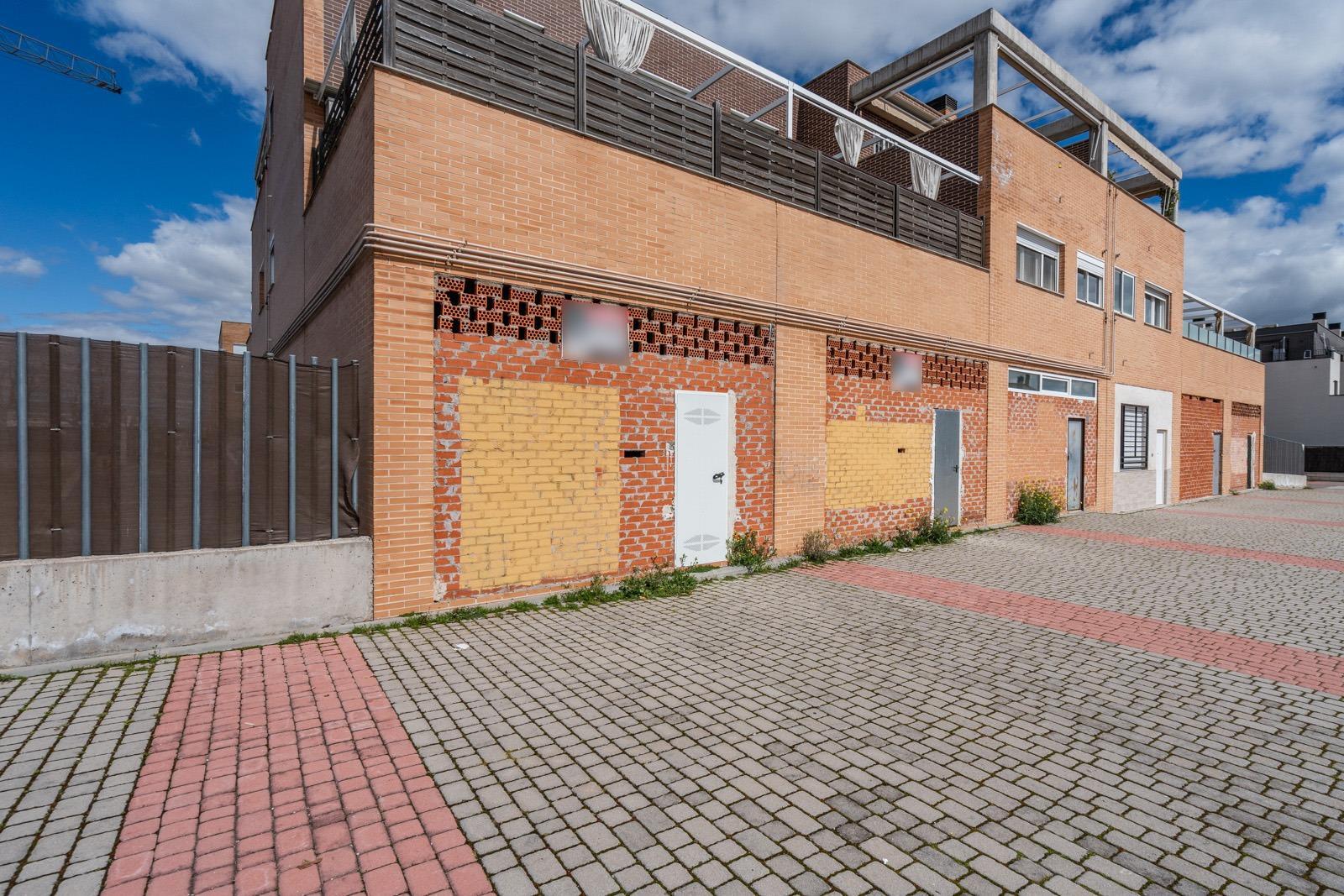 ^**^¡INVIERTE EN EL FUTURO! 2 LOCALES EN ZONA DE GRAN CRECIMIENTO EN PARLA ESTE^**^ En el emergente