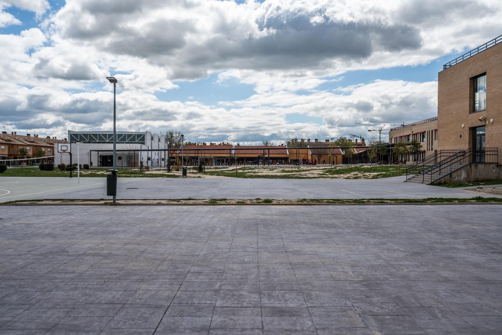 ^**^¡INVIERTE EN EL FUTURO! 2 LOCALES EN ZONA DE GRAN CRECIMIENTO EN PARLA ESTE^**^ En el emergente