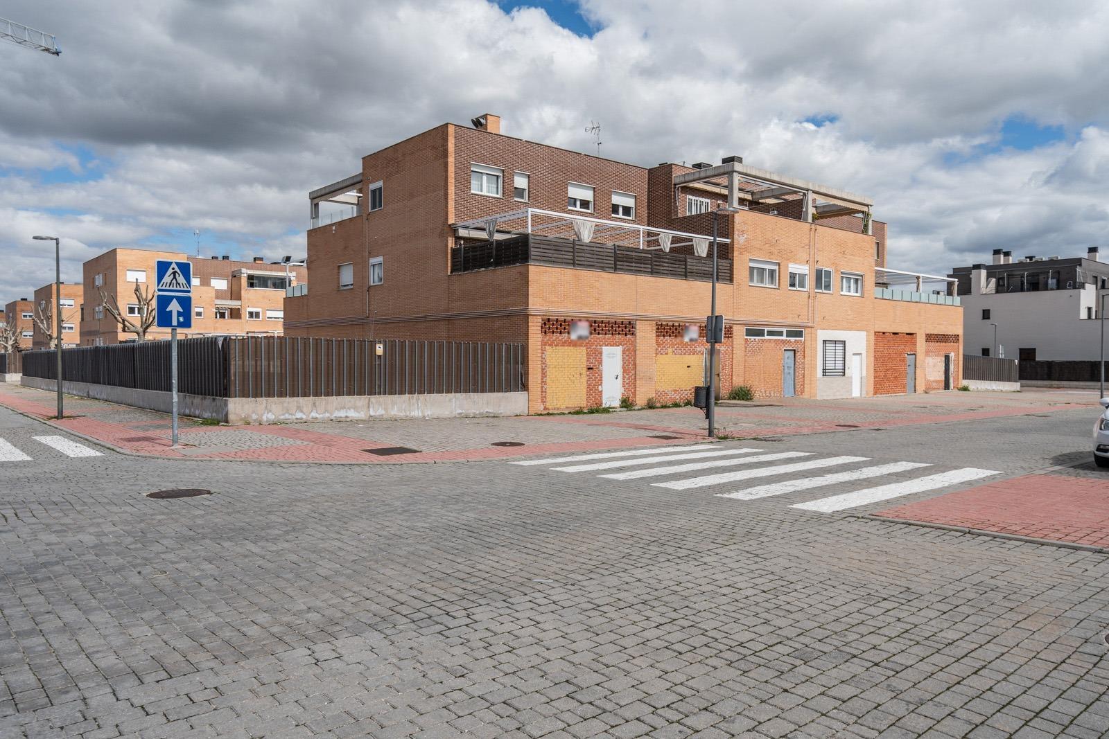 ^**^¡INVIERTE EN EL FUTURO! 2 LOCALES EN ZONA DE GRAN CRECIMIENTO EN PARLA ESTE^**^ En el emergente